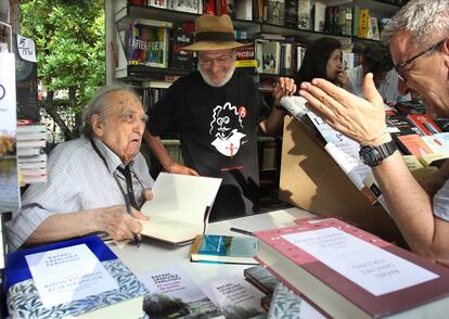 El escritor Rafael Sánchez Ferlosio firma ejemplares en la Feria del Libro.