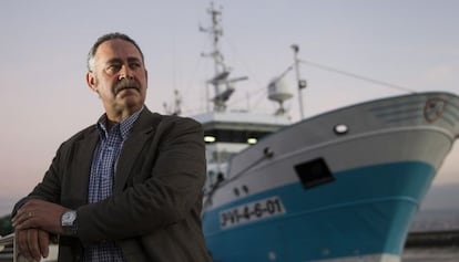 Manuel Queimaño, patrón jubilado de 59 años, en el puerto de Cangas.