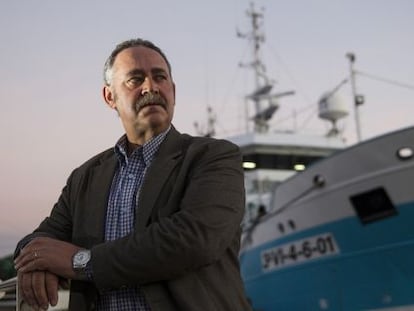 Manuel Queimaño, patrón jubilado de 59 años, en el puerto de Cangas.