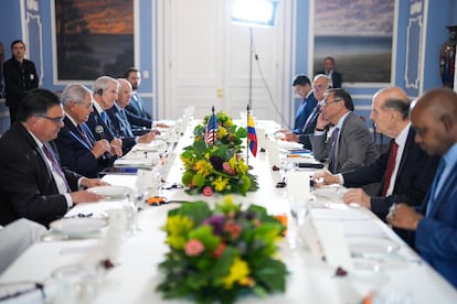 En el lado derecho de la mesa, la delegación colombiana, con el presidente Gustavo Petro a la cabeza; enfrente, los congresistas de EEUU.