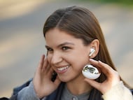 Chica utilizando los auriculares HAYLOU Introduces Flowbuds N55