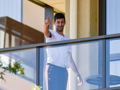 Novak Djokovic, este lunes en el balcón de su hotel en Adelaida. / BRENTON EDWARDS (AFP)