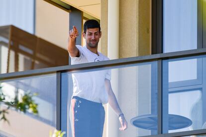 Novak Djokovic, este lunes en el balcón de su hotel en Adelaida. / BRENTON EDWARDS (AFP)