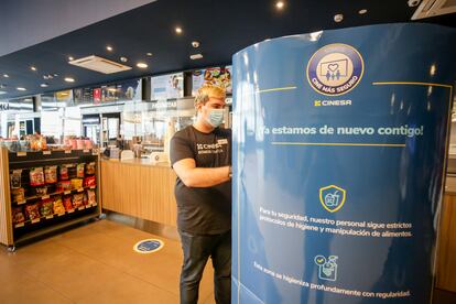 Un empleado trabaja en las instalaciones del cine reabierto en Madrid.