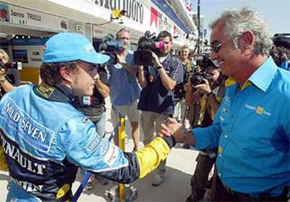 Alonso recibe la felicitación del director de su equipo (Renault), Flavio Briatore.