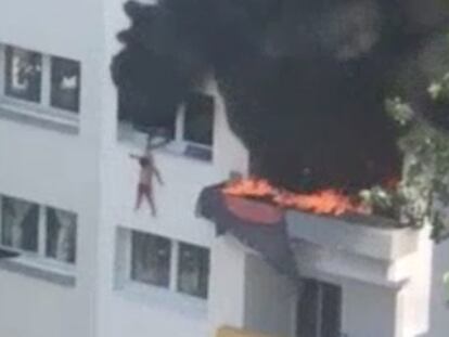 Una multitud salva a dos niños que saltaron desde un tercer piso para escapar de un incendio