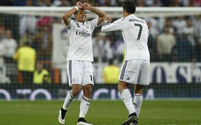 Chicharito celebra su gol con su asistente, Cristiano.