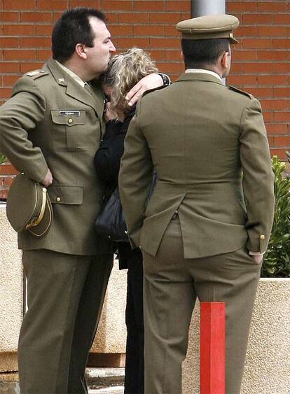 Compañeros de Andrés Marzal, ayer, en el tanatorio de Guadalajara.