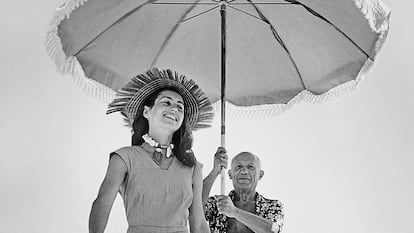 Pablo Picasso com Françoise Gilot e seu sobrinho Javier Vilato na praia, em agosto de 1948.