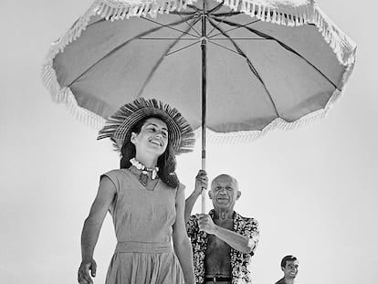 FRANCE. Golfe-Juan. August 1948. Pablo Picasso with Françoise Gilot and his nephew Javier Vilato, on the beach.