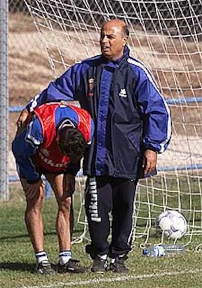 Kabir Nana, <i>fisio</i> del Zaragoza, con un jugador.