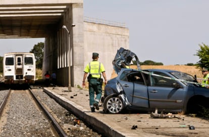 Estado en el que ha quedado el vehículo arrollado hoy por el Talgo en Toro.