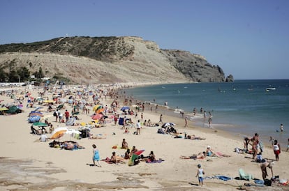 Praia da Luz, Algarve (Portugal), uno de los enclaves más populares de los turistas ingleses, donde desapareció Madeleine McCann, en una imagen de 16 de agosto de 2007.