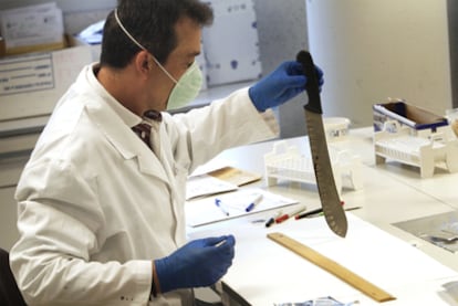 El comisario Antonio del Amo en su laboratorio de análisis genético en Canillas (Madrid).