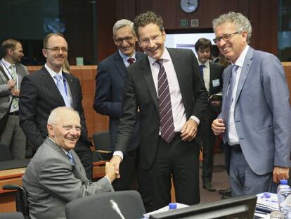 Los ministros de Finanzas de Alemania, Wolfgang Sch&auml;uble, Holanda, Jeroen Dijsselbloem, y Luxemburgo, Pierre Gramegna, en el Eurogrupo celebrado en Bruselas el martes 24 de mayo. 