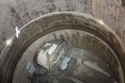 La cabecera de la tuneladora asoma en el pozo de la futura estación de Mandri de la línea 9 del metro, este viernes en Barcelona.