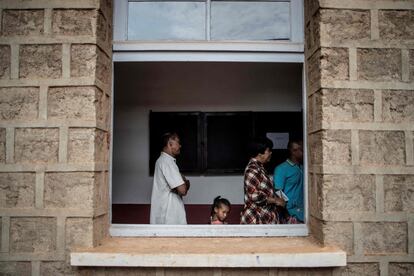 Votantes hacen fila en un centro de elección en Antananarivo durante las elecciones presidenciales de Madagascar, en las que los tres principales candidatos son exjefes de estado.