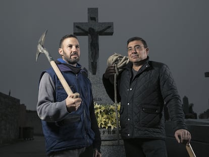Raúl y David Peinado, enterradores de Colmenar Viejo.