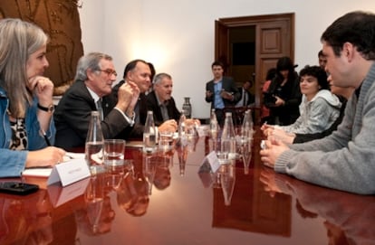 Plataforma de Afectados por la Hipoteca se ha entrevista con el alcalde de Barcelona, Xavier Trias, segundo por la izquierda .