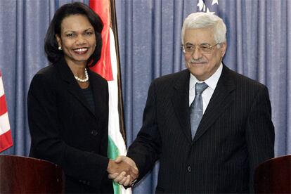 La secretaria de Estado de EE UU, Condoleezza Rice, junto al presidente de la Autoridad Nacional Palestina, Mahomud Abbas.