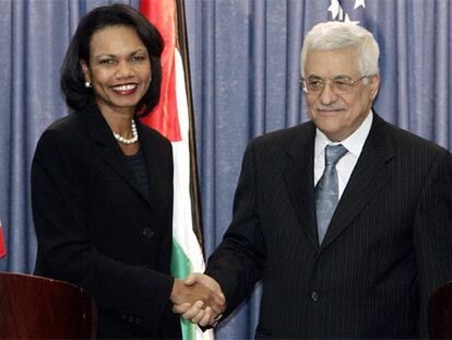 La secretaria de Estado de EE UU, Condoleezza Rice, junto al presidente de la Autoridad Nacional Palestina, Mahomud Abbas.