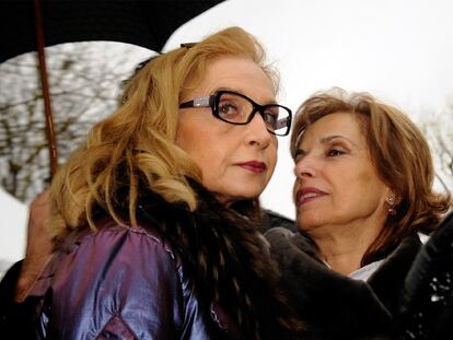 Begoña Elorza (a la izquierda) y Natividad Rodríguez, en la mañana de ayer en el acto de homenaje convocado por el PSE en Vitoria.