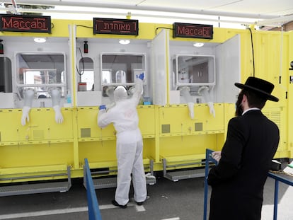 Um judeu ultraortodoxo diante de um centro móvel de exames de coronavírus em Jerusalém.