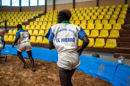 Un drama que rejuvenece una isla: El Hierro incorpora a jóvenes migrantes a la lucha diaria