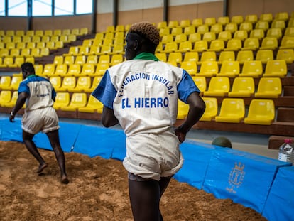 Un drama que rejuvenece una isla: El Hierro incorpora a jóvenes migrantes a la lucha diaria