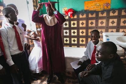 Los alumnos del curso de ebanistería, fontanería y carpintería, impulsado por la ONG Techo junto con la organización Fe y Alegría, celebraban su graduación el pasado 2013 en la comunidad de Abraham, en Titayen (Haití). Su cara de satisfacción es evidente, aunque solo había una toga y se la tenían que intercambiar. Ellos vestían sus mejores galas para la ceremonia e hicieron largos y emocionantes discursos que exaltaban su gran logro –hay que tener en cuenta que más del 20% de las escuelas en el país son privadas y el acceso a la educación es difícil–. La limpieza en el atuendo y el orden en su entrada en el escenario contrastaba con la suciedad de este, lleno de barro y en mitad de la nada.