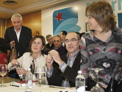 Ad&aacute;n abre una botella de agua, entre V&aacute;zquez, a su derecha, y Jorquera y Prado, a su izquierda