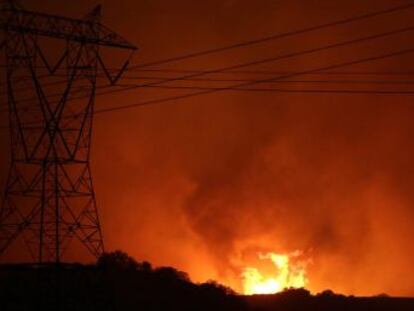 El fuego descontrolado ha calcinado ya 6.000 hectáreas y amenaza más de 34.000 viviendas