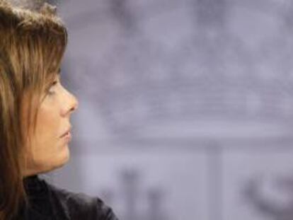 La vicepresidenta del Gobierno, Soraya Sáenz de Santamaría, durante la rueda de prensa que ha ofrecido tras la reunión del Consejo de Ministros.
