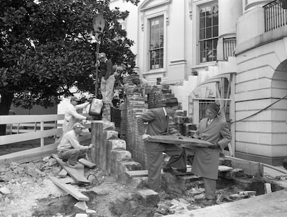 Hasta en las mejores casas sucede: obras de renovación de la Casa Blanca (Washington, EE UU) en 1950.