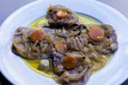 Lengua de vaca en escabeche.