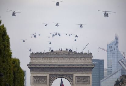 Desfile aéreo junto al Arco del Triunfo, este domingo en París. 