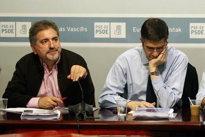 Jesús Eguiguren, a la izquierda, y Patxi López esperan el inicio de la ejecutiva de ayer del PSE-EE, en Bilbao.