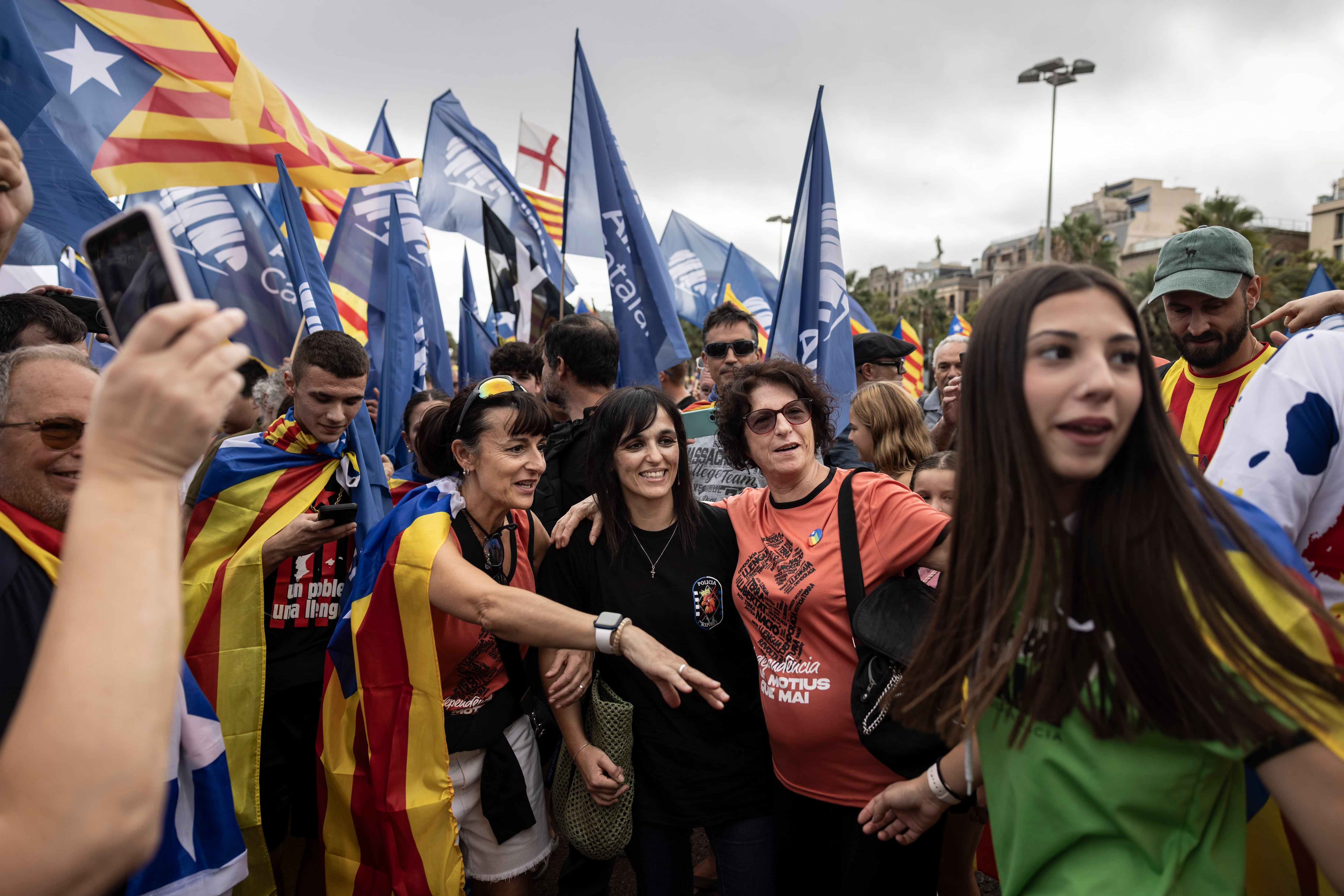 La líder de Aliança Catalana, Sílvia Orriols, arropada por sus militantes durante la Diada.