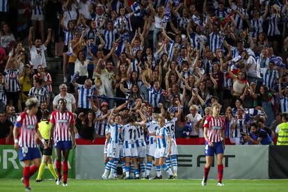 Las jugadoras de la Real Sociedad celebran con la grada el gol de Nahikari, el que les dará el triunfo.