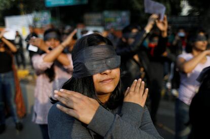 Com frases como "o patriarcado é um juiz que nos julga por nascer" e "nosso castigo é a violência que não se vê", a canção pretende denunciar a dupla vitimização das mulheres que sofrem a violência machista por parte das instituições. Na imagem, ativistas indianas participam da performance neste sábado.