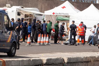 Inmigrantes rescatados en aguas cercanas a Canarias siguen en el campamento provisional instalado en el muelle de Arguineguín a la espera de ser trasladados.