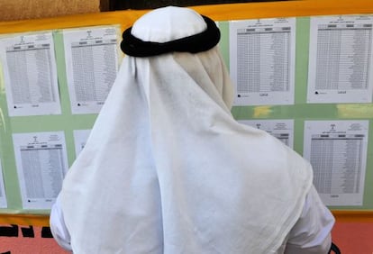 Un saudí busca su nombre en el listado de votantes.