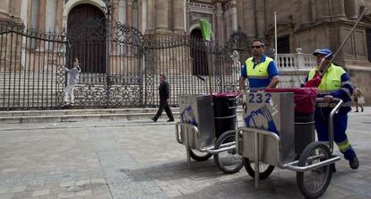 Trabajadores de Limasa, frente a la Catedral de M&aacute;laga.