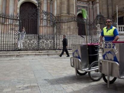 Trabajadores de Limasa, frente a la Catedral de M&aacute;laga.