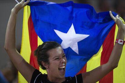 Una mujer sostiene una estelada.