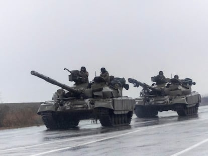 Ukrainian tanks move into the city, after Russian President Vladimir Putin authorized a military operation in eastern Ukraine, in Mariupol, February 24, 2022. REUTERS/Carlos Barria TPX IMAGES OF THE DAY