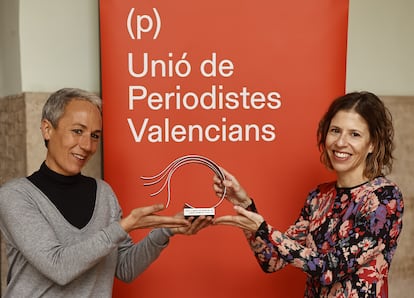 La fotoperiodista Mireia Comas, a la izquierda, y la presidenta de la Unió de Periodistes Valencians, Noa de la Torre, en el acto de celebración del 40 aniversario de los premios Llibertad d'Expressió en La Nau de Valencia.