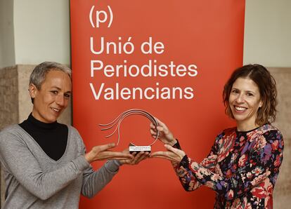 La fotoperiodista Mireia Comas, a la izquierda, y la presidenta de la Unió de Periodistes Valencians, Noa de la Torre, en el acto de celebración del 40 aniversario de los premios Llibertad d'Expressió en La Nau de Valencia.