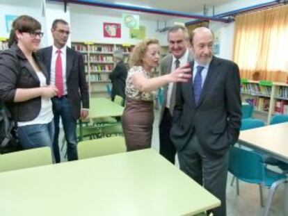Rubalcaba, en su visita de hoy a un instituto de Ceut&iacute; (Murcia).