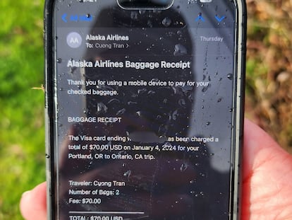 Un iPhone de uno de los pasajeros del vuelo de Alaska Airlines que cayó del avión al desprenderse un panel del fuselaje, en una imagen de la red social X de @SeanSafyre.